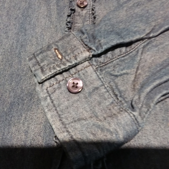 ⬇️Gap light weight denim shirt with ruffles - Picture 5 of 6